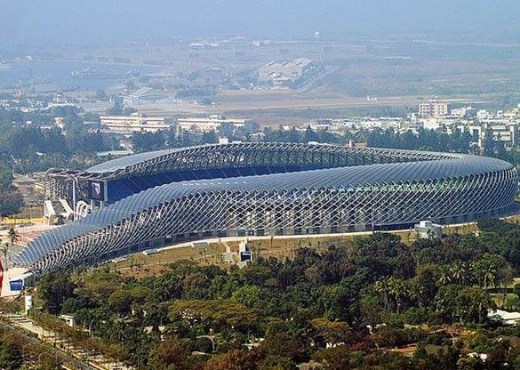 Estádio de Kaohsiung, em Taiwan Com jeitão futurístico, o estádio de Kaohsiung, em Taiwan, carrega o título de primeiro do mundo 100% movido a energia solar. Seu teto é recoberto por nada mais nada menos do que 8.844 placas solares, que fornecem energia suficiente para as 3,3 mil lâmpadas que iluminam o estádio e mais dois telões gigantes que transmitem os jogos.